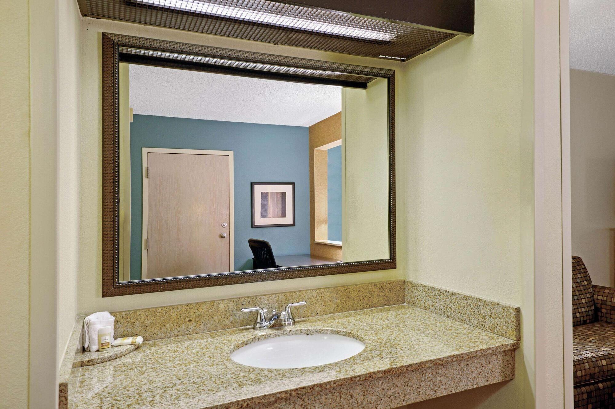 La Quinta Inn By Wyndham Columbia Se Fort Jackson Exteriör bild