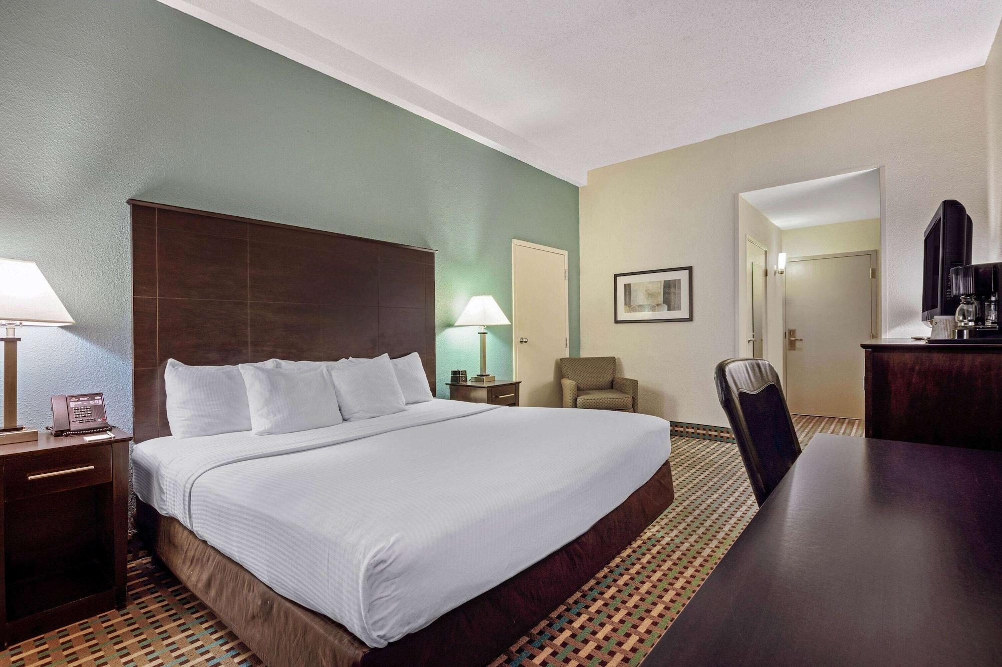 La Quinta Inn By Wyndham Columbia Se Fort Jackson Exteriör bild