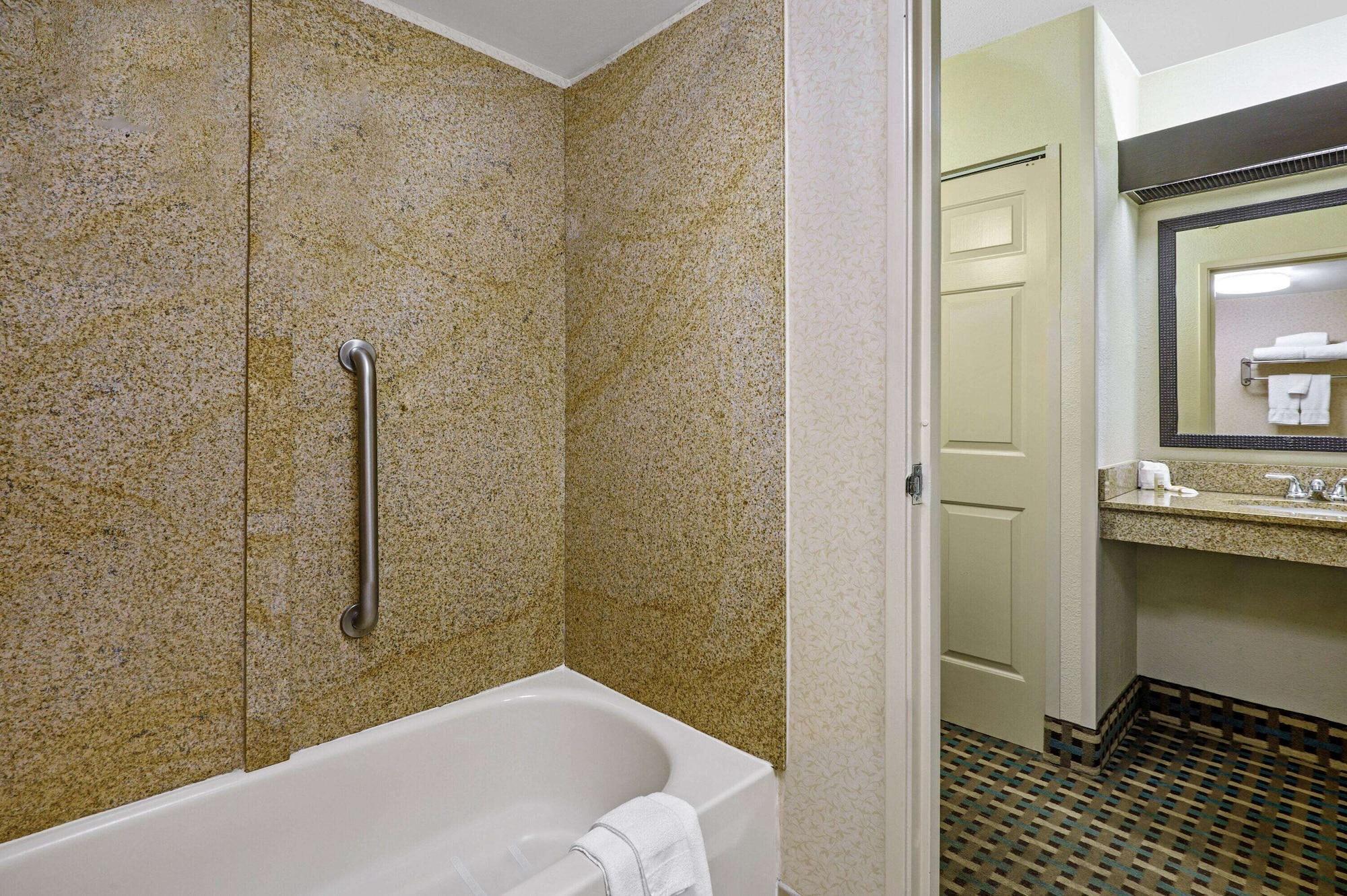La Quinta Inn By Wyndham Columbia Se Fort Jackson Exteriör bild