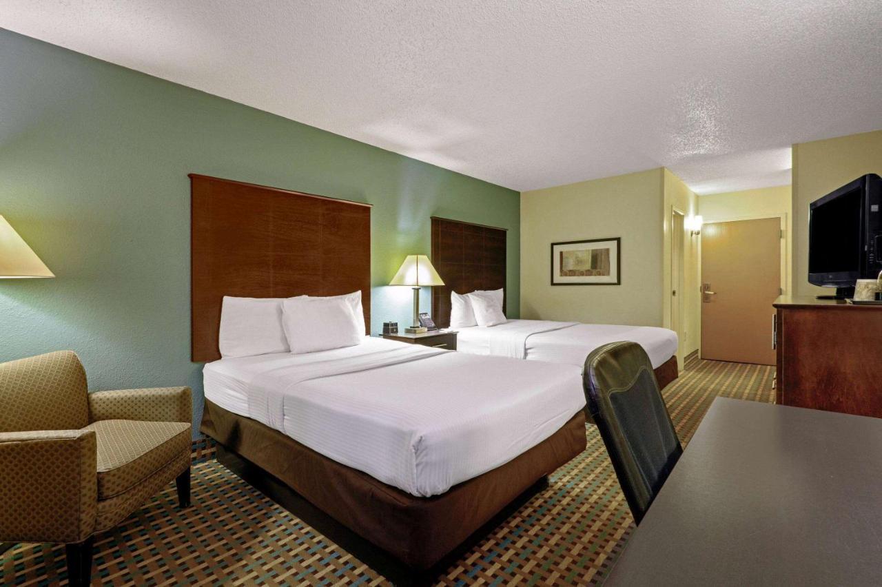 La Quinta Inn By Wyndham Columbia Se Fort Jackson Exteriör bild