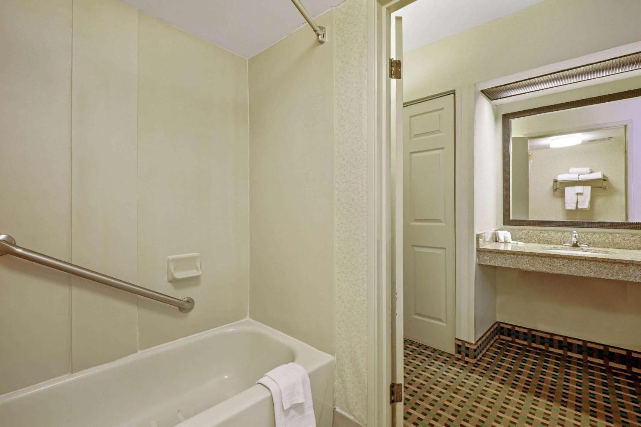 La Quinta Inn By Wyndham Columbia Se Fort Jackson Exteriör bild
