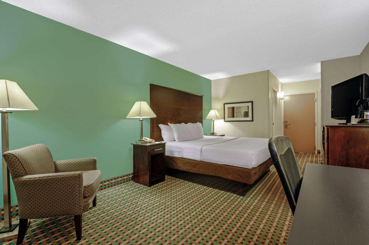 La Quinta Inn By Wyndham Columbia Se Fort Jackson Exteriör bild